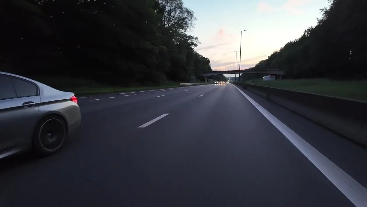 Automobil pe un drum deschis